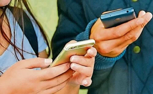 Universidad de Guadalajara implementará programa “desconexión digital” en prepas; buscan generar espacios que permitan recuperar la convivencia