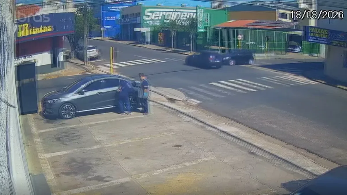 VÍDEO: carro invade loja após batida e motorista 'estaciona' em vaga sem atingir outros veículos em Bauru