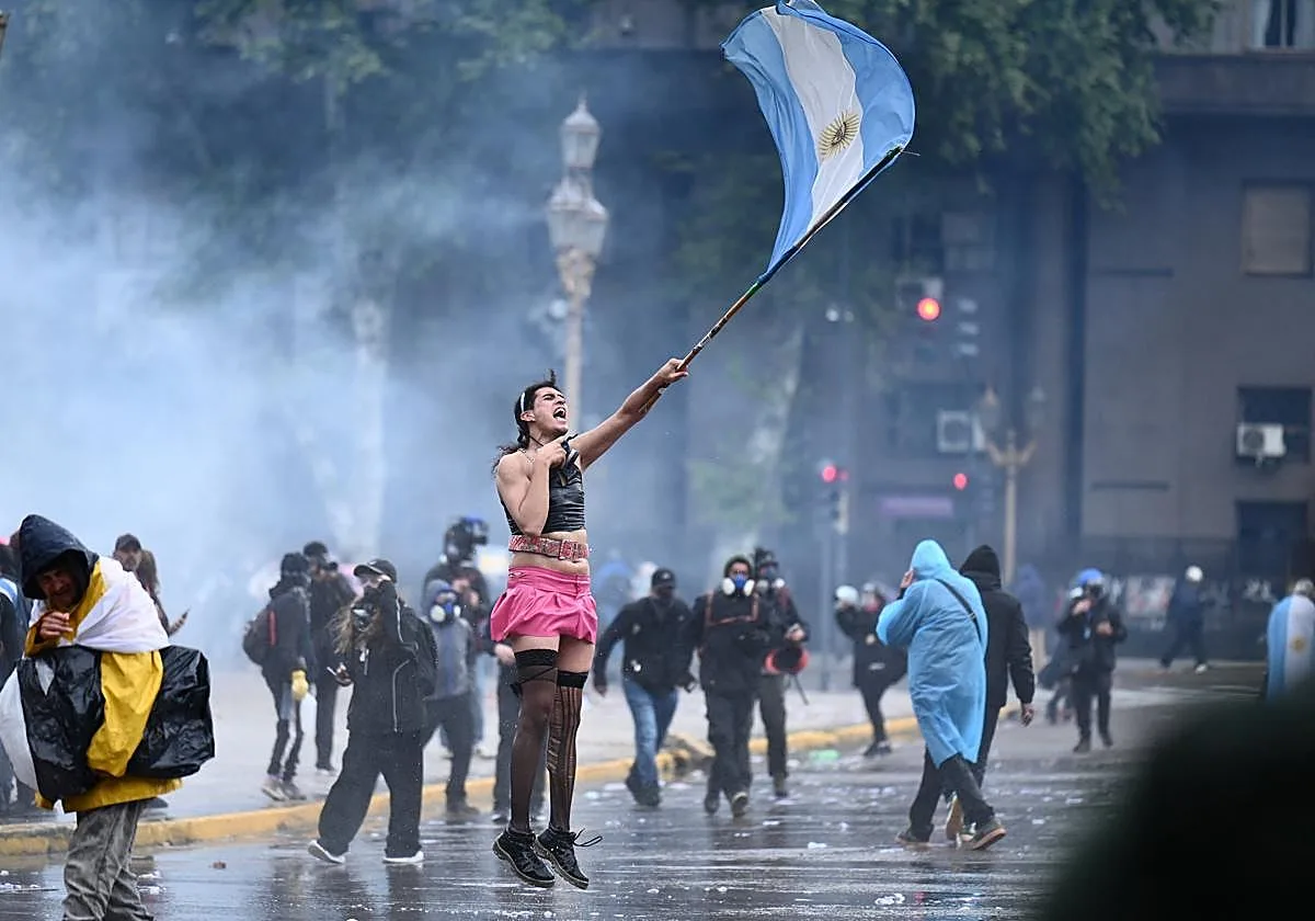 Masiva protesta universitaria contra Milei: «Nadie está por encima de la ley, tampoco el presidente»