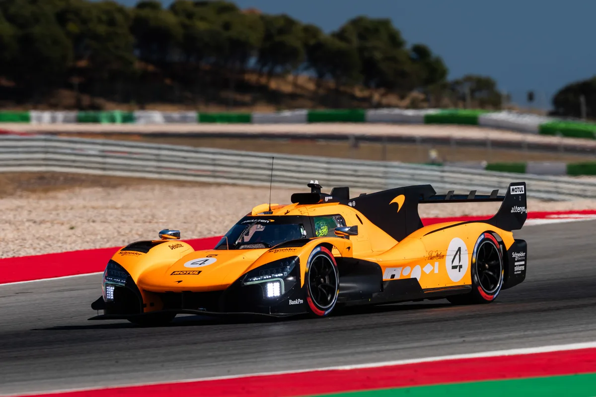 Norris testa hipercarro da McLaren no dia seguinte ao GP da Espanha