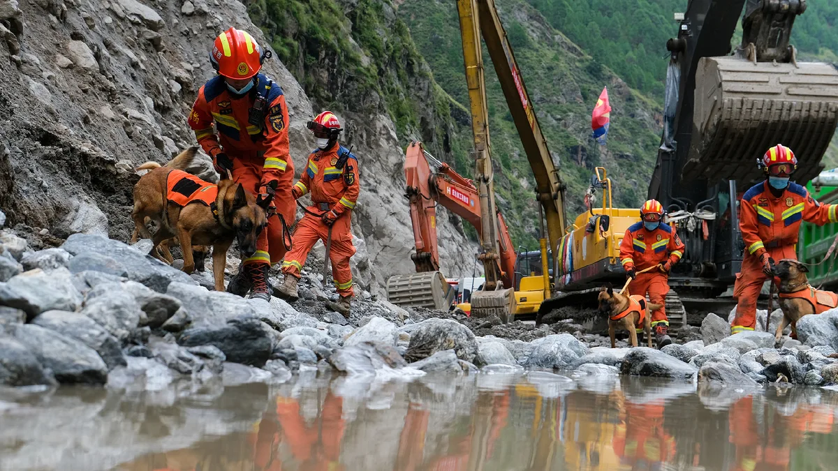 Road crews hit toughest stretch in Gyirong mudslide rescue
