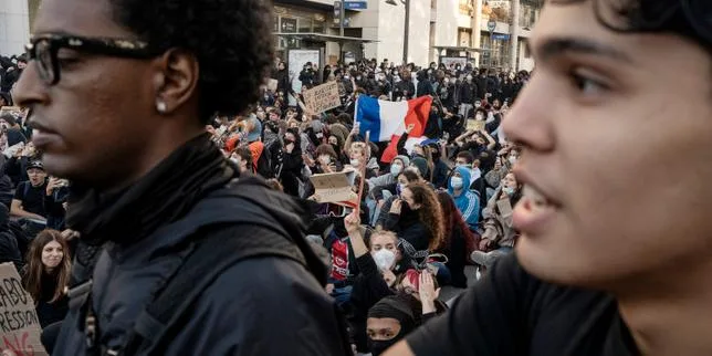 A l’aube de l’élection présidentielle, une envie de renverser le « système » traverse la jeunesse française