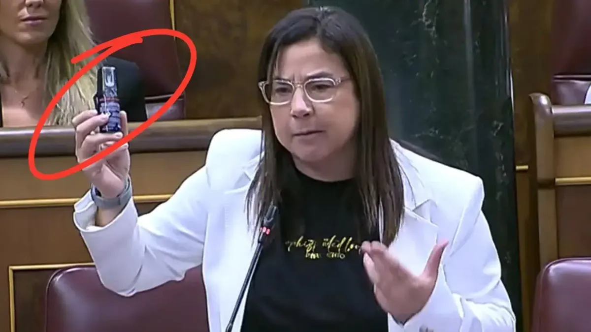 Enfado de Ana Vázquez tras ser expulsada del hemiciclo por Armengol: "Esto no es un arma, sólo tiene 30 mililitros y además está vacío"