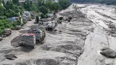 As imagens impressionantes da tragédia que matou mais de 300 e deixou centenas de desaparecidos no Nepal