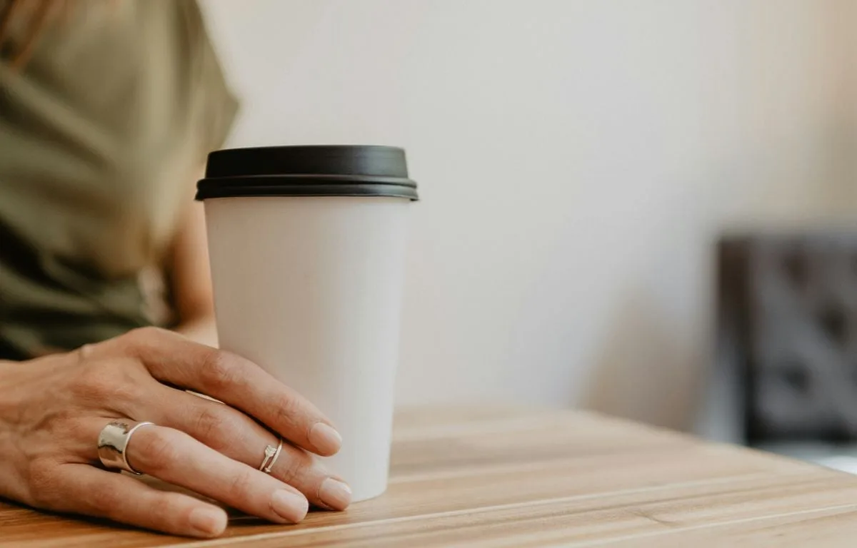 « Des codes complètement désuets »… Arriver en entretien d’embauche avec un café à la main, est-ce rédhibitoire ?