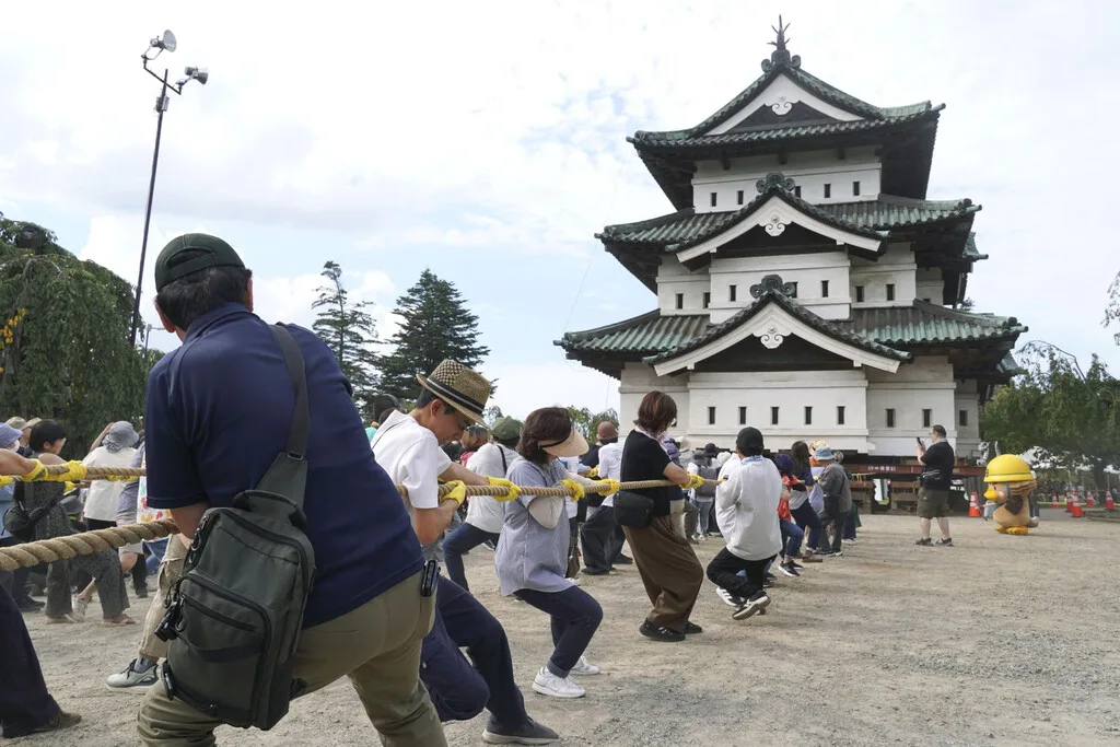 Mover un castillo de 360 toneladas parece imposible, pero Japón lo hizo con 1,800 personas y cuerdas