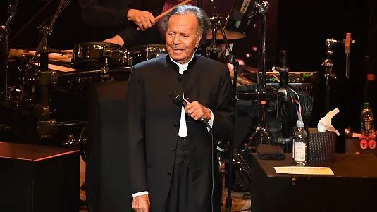Julio Iglesias vende su mansión de Galicia en tiempo récord: la casa con 7 dormitorios y 13 baños que nunca llegó a pisar