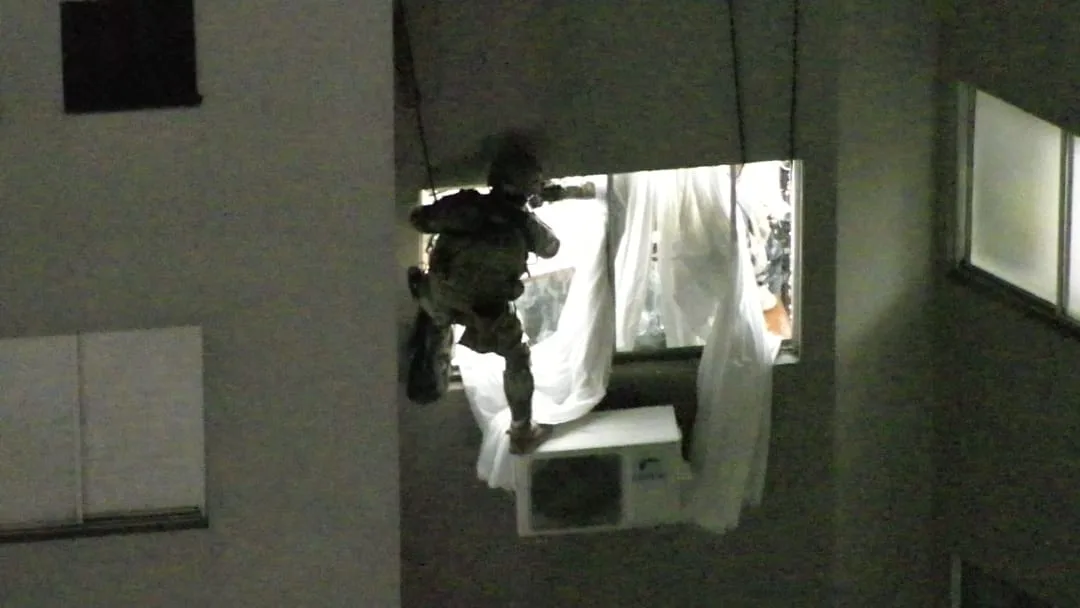 Fim do cerco! BOPE entra em apartamento por rapel, resgata idosos mantidos reféns e homem em surto morre