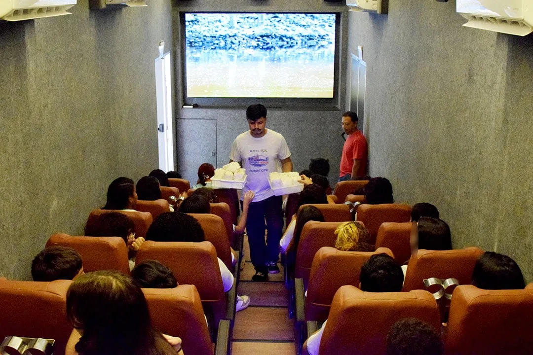 Caravana da Malária: cinema móvel leva informações e prevenção da doença para escolas públicas