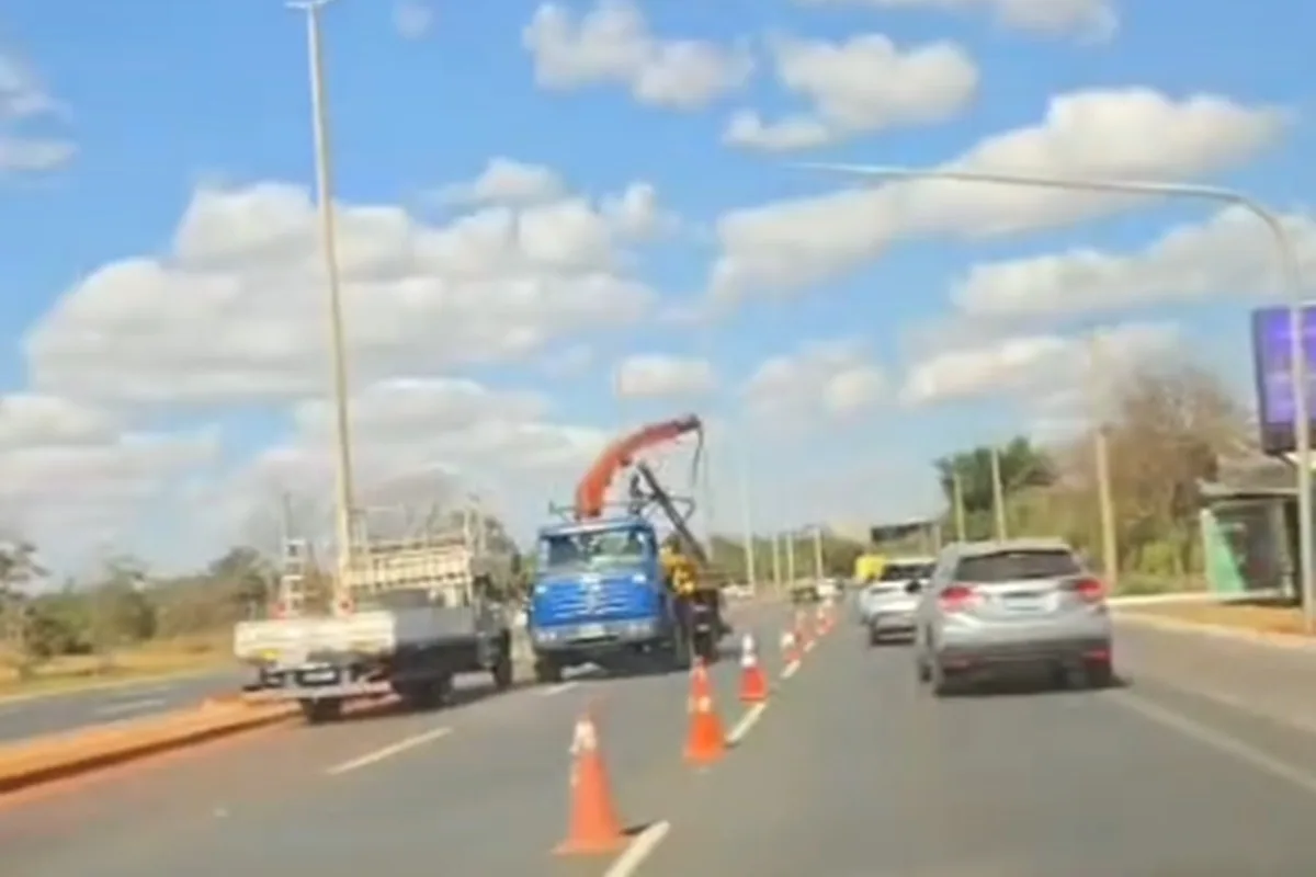 Ponte JK: estruturas de semáforos são removidas após decisão do GDF