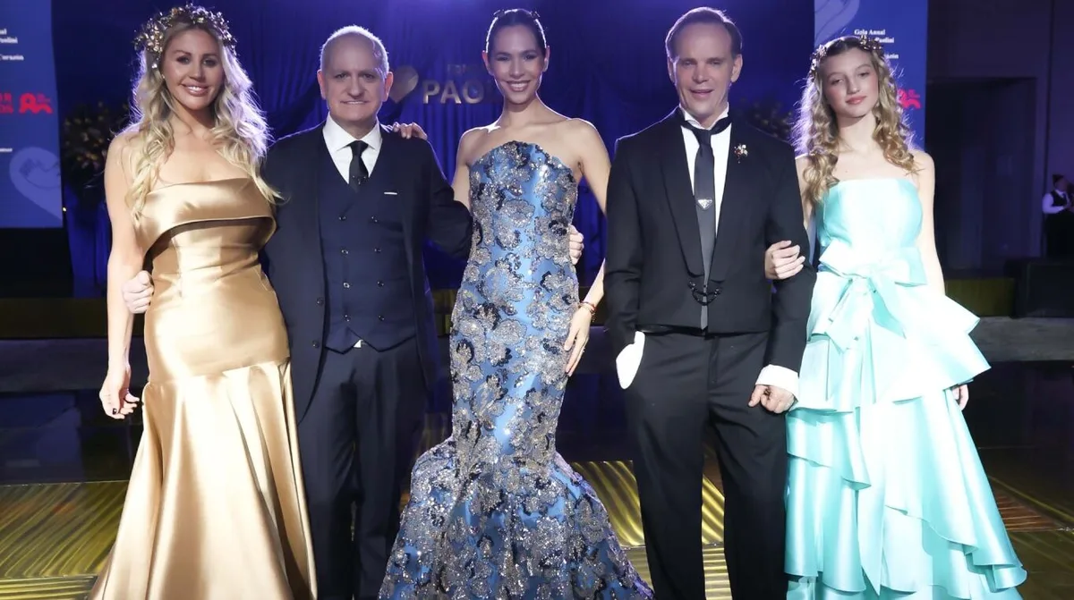 Laurencio Adot presentó su nueva colección de alta costura en una gala de lujo con famosas en la pasarela