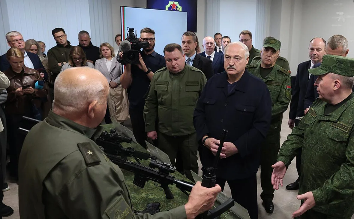 Лукашенко подарили автомат ВСК-100Б