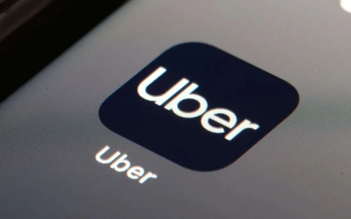 Uber é multada em R$ 5 bi por punir motoristas sem supervisão humana