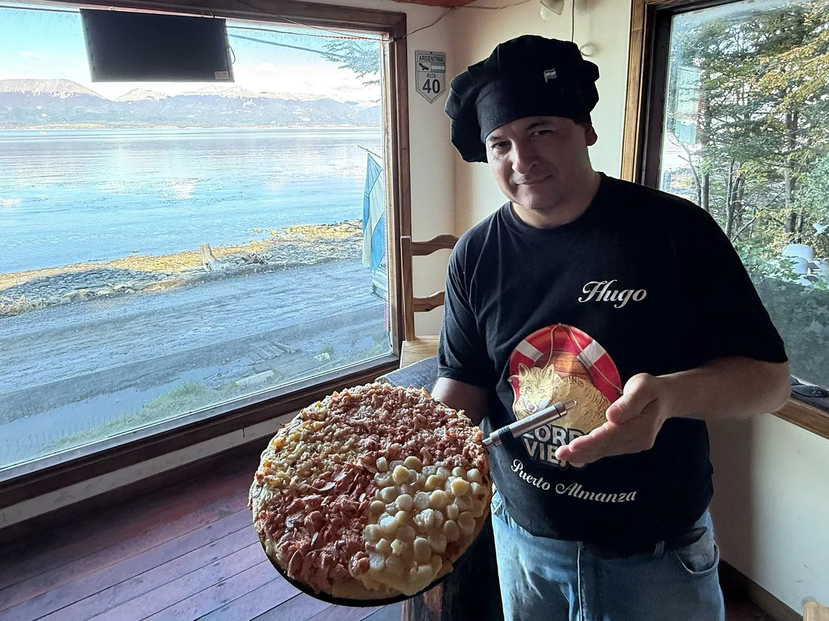 “Una poesía”: la pizza fueguina de centolla recién pescada y cocida en agua de mar que compite por ser la mejor del mundo