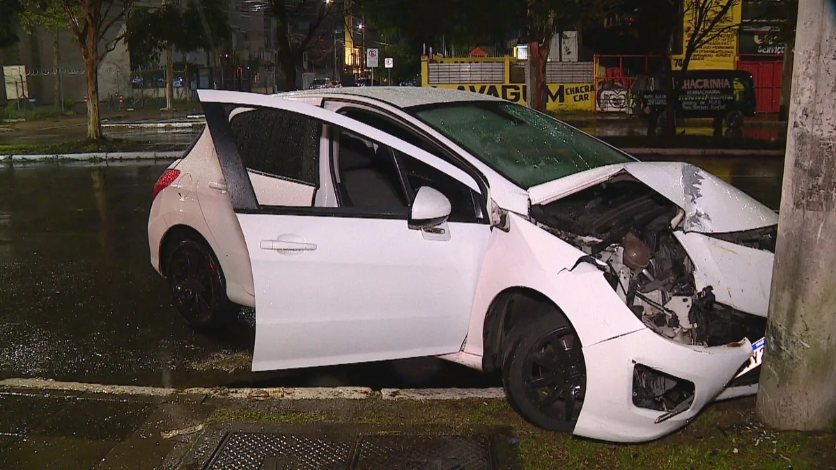 Carro bate em poste e motorista é preso após polícia encontrar drogas dentro do veículo em Porto Alegre