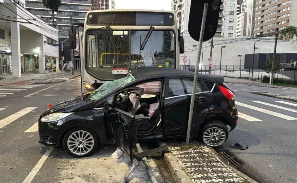 Vídeo mostra momento em que carro avança com sinal fechado e bate forte contra ônibus Ligeirinho em Curitiba