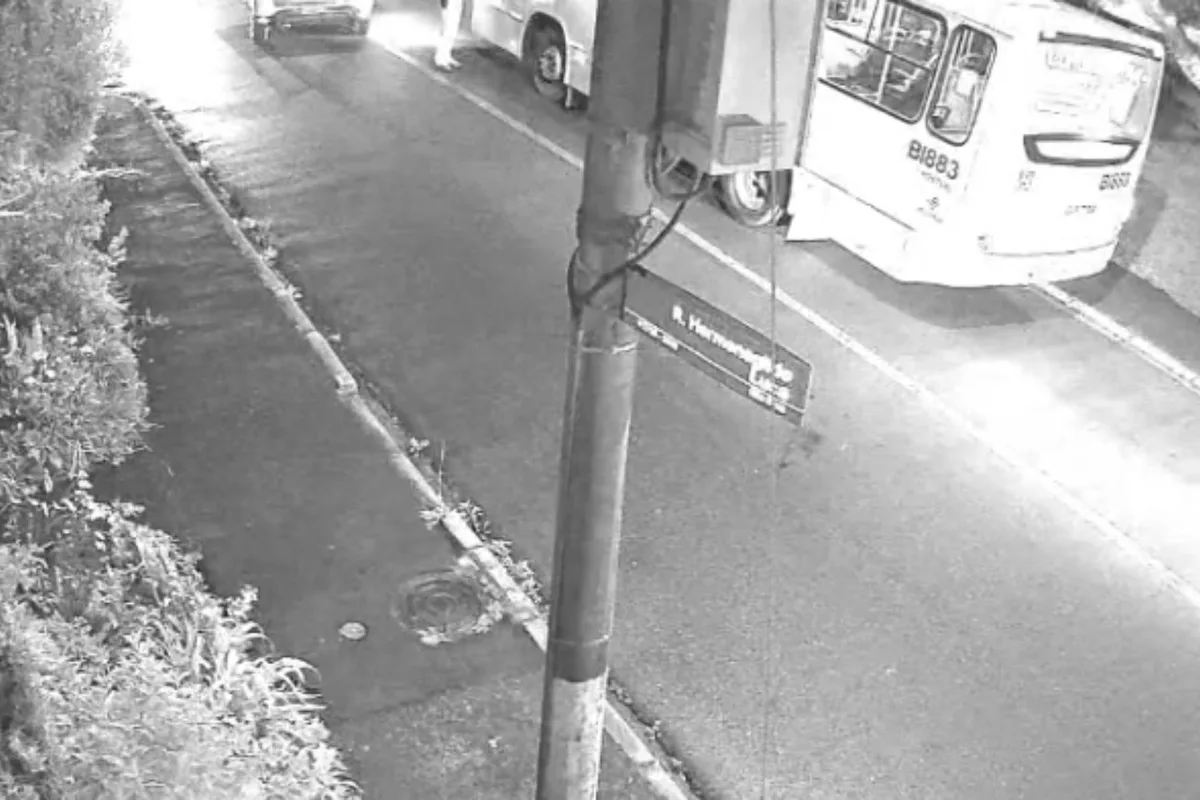 Motorista de ônibus preso por embriaguez após dirigir em zigue-zague confessou ter bebido duas cervejas, diz delegado