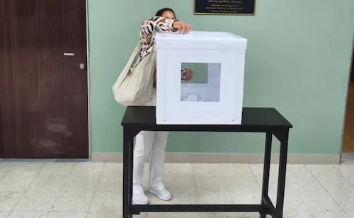 Sindicalizados del IMSS exigen conteo de votos de consulta salarial frente a ellos; piden transparencia en el proceso