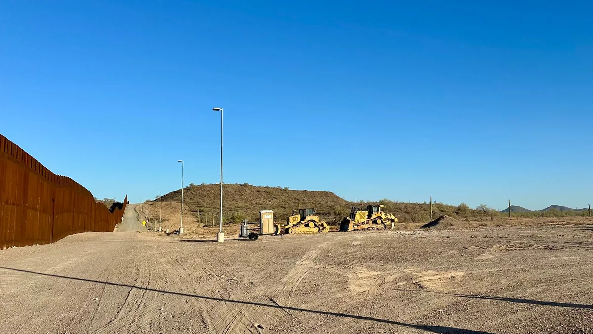 Comienza en Arizona construcción de un muro fronterizo de Trump pese a reclamos de tribu