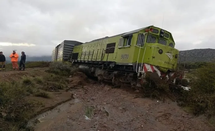 Por las lluvias, descarriló el Tren Patagónico que va desde Viedma a Bariloche: cómo fue el rescate a los pasajeros