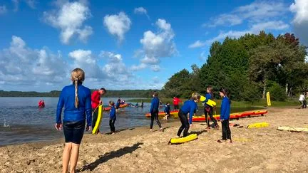 "On essaie de leur apprendre au moins à flotter" : dans les Landes, plus de 300 enfants sensibilisés au risque de noyade dans un lac