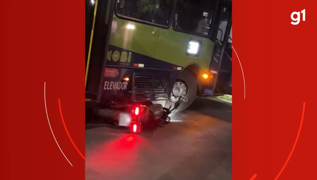 Ônibus bate em moto durante conversão em Governador Valadares