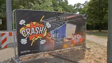 Niedrige Brücke wird zur LKW-Falle