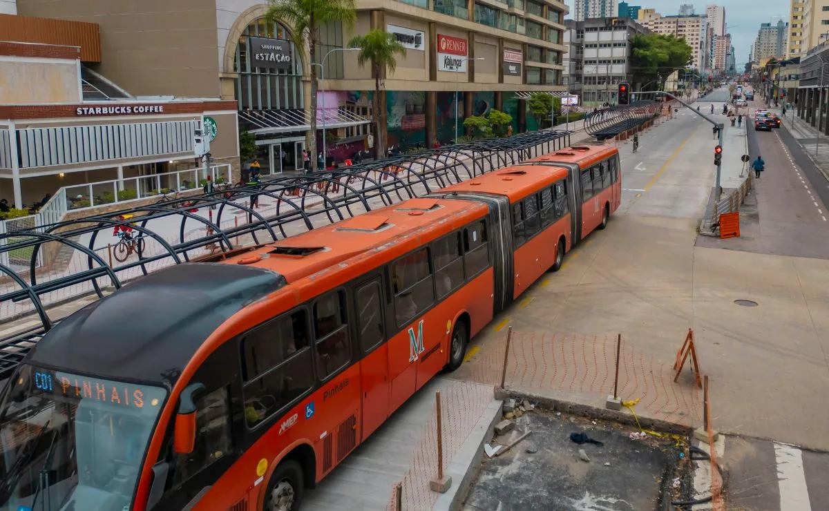 Operação gigante começa em Curitiba para instalar nova estação-tubo de 44 toneladas; veja horários e os impactos no trânsito