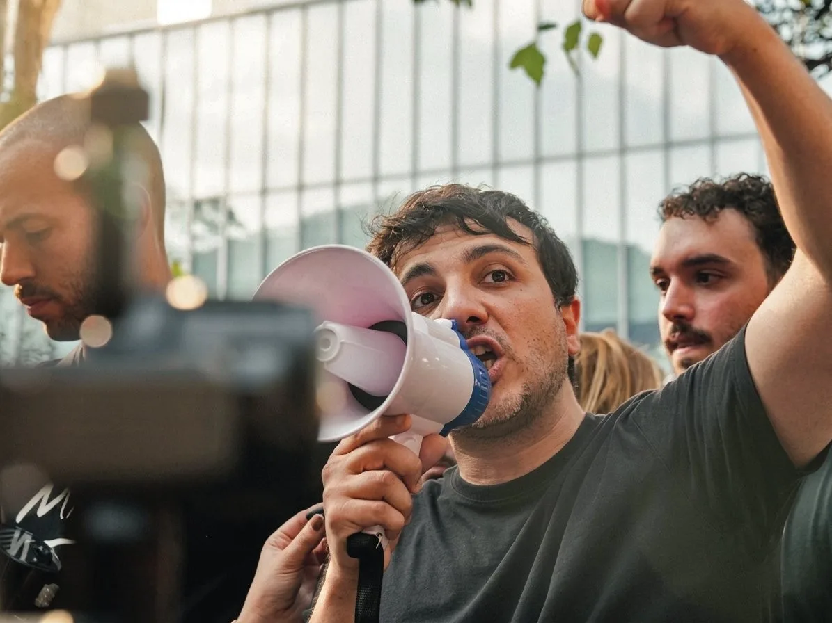 Por popularidade, Renan Santos adotará performance à la Bob Dylan em atos de campanha
