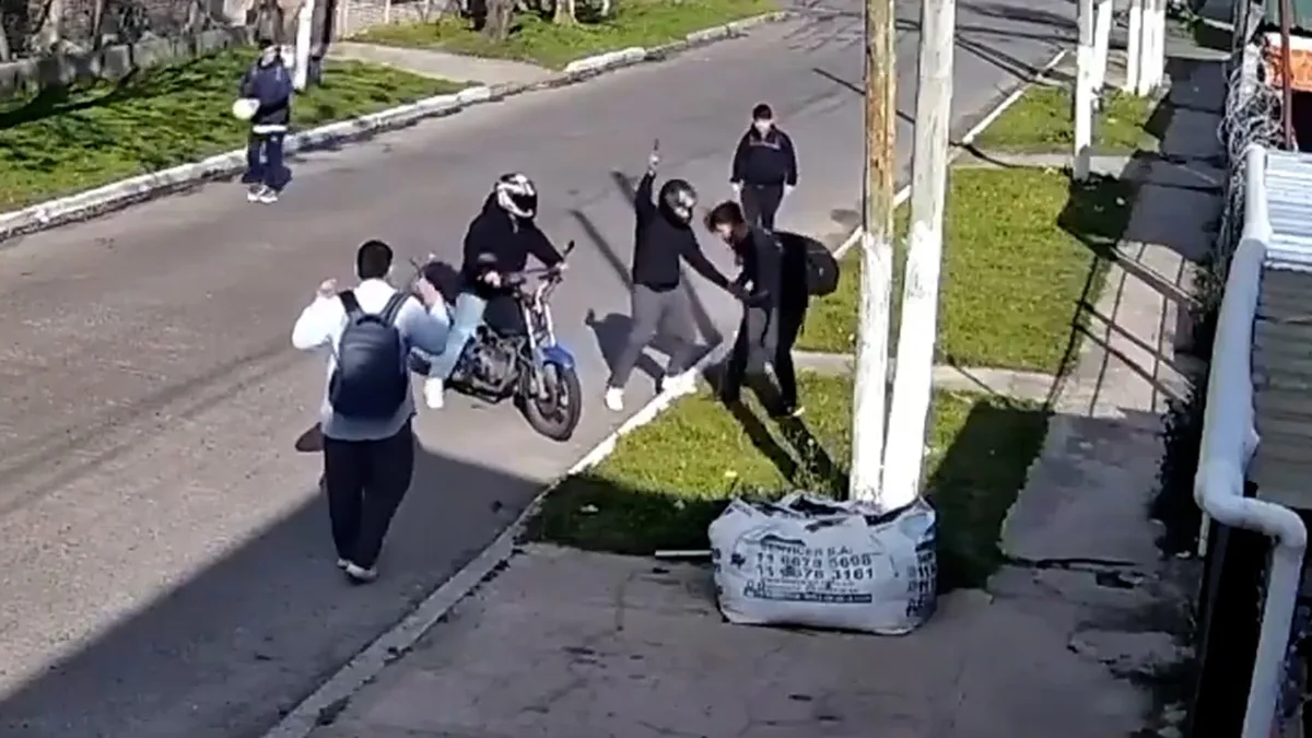 Video: motochorros robaron y golpearon a un grupo de chicos con autismo en González Catán