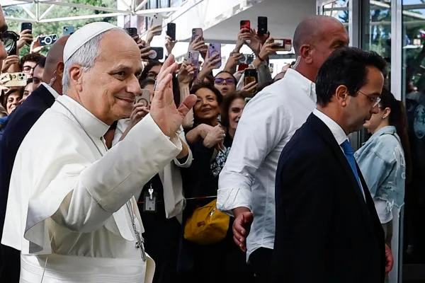 Tranquilo y a pie: así fue la llegada del papa León XIV al hospital Gemelli previo a su intervención quirúrgica