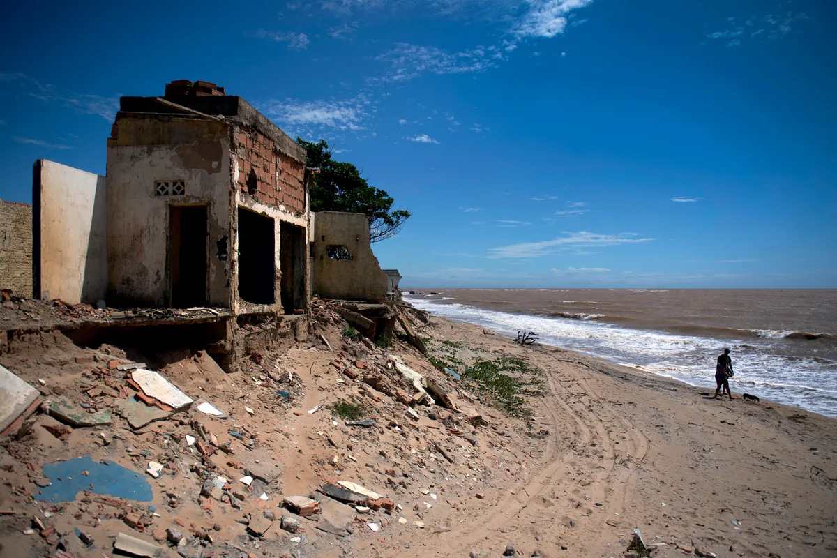 Atafona: como o avanço do mar apagou ruas, casas e parte da história de um distrito do Norte Fluminense