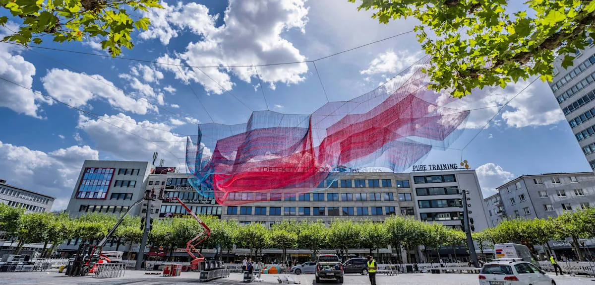 Krähe verfängt sich in Netz – 2,3‑Millionen-Euro-Kunstinstallation sorgt für Diskussionen