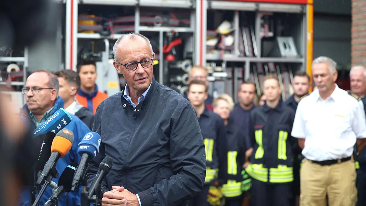 Kanzler Merz besucht Waldbrandgebiet in NRW