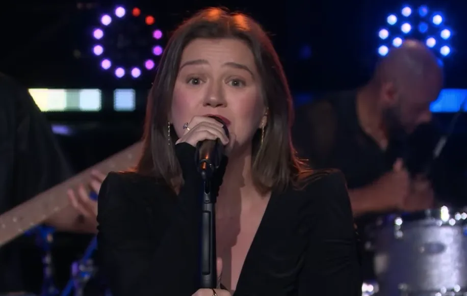 Kelly Clarkson Hits High Notes Singing ‘Golden’ During Final Talk Show; Lin-Manuel Miranda, Kristin Chenoweth and More ‘Blown Away’ by Performance
