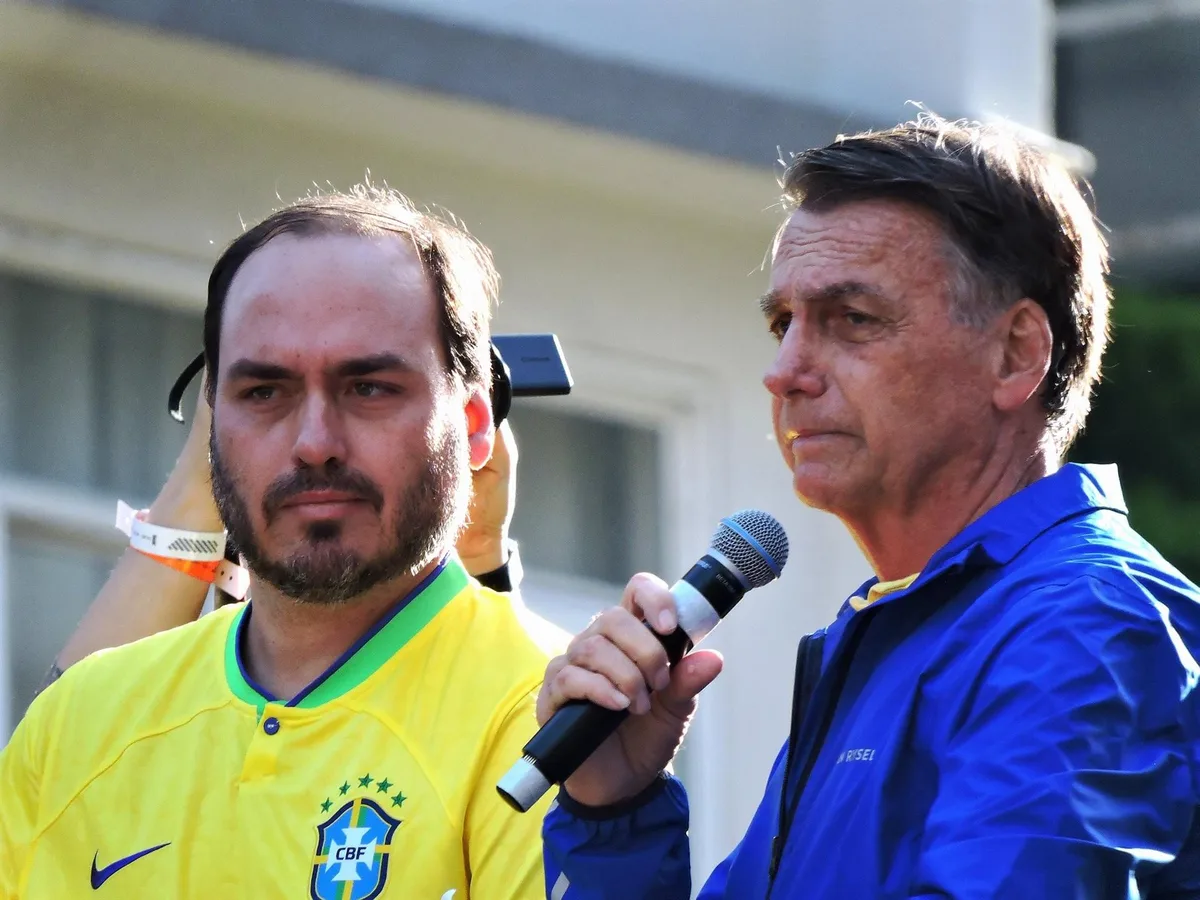 El Supremo de Brasil emite una orden de arresto contra Eduardo Bolsonaro, condenado por coacción a la justicia