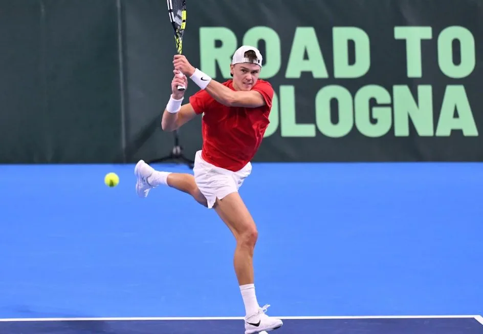 Rune bate Dimitrov e volta ao circuito como herói na Davis