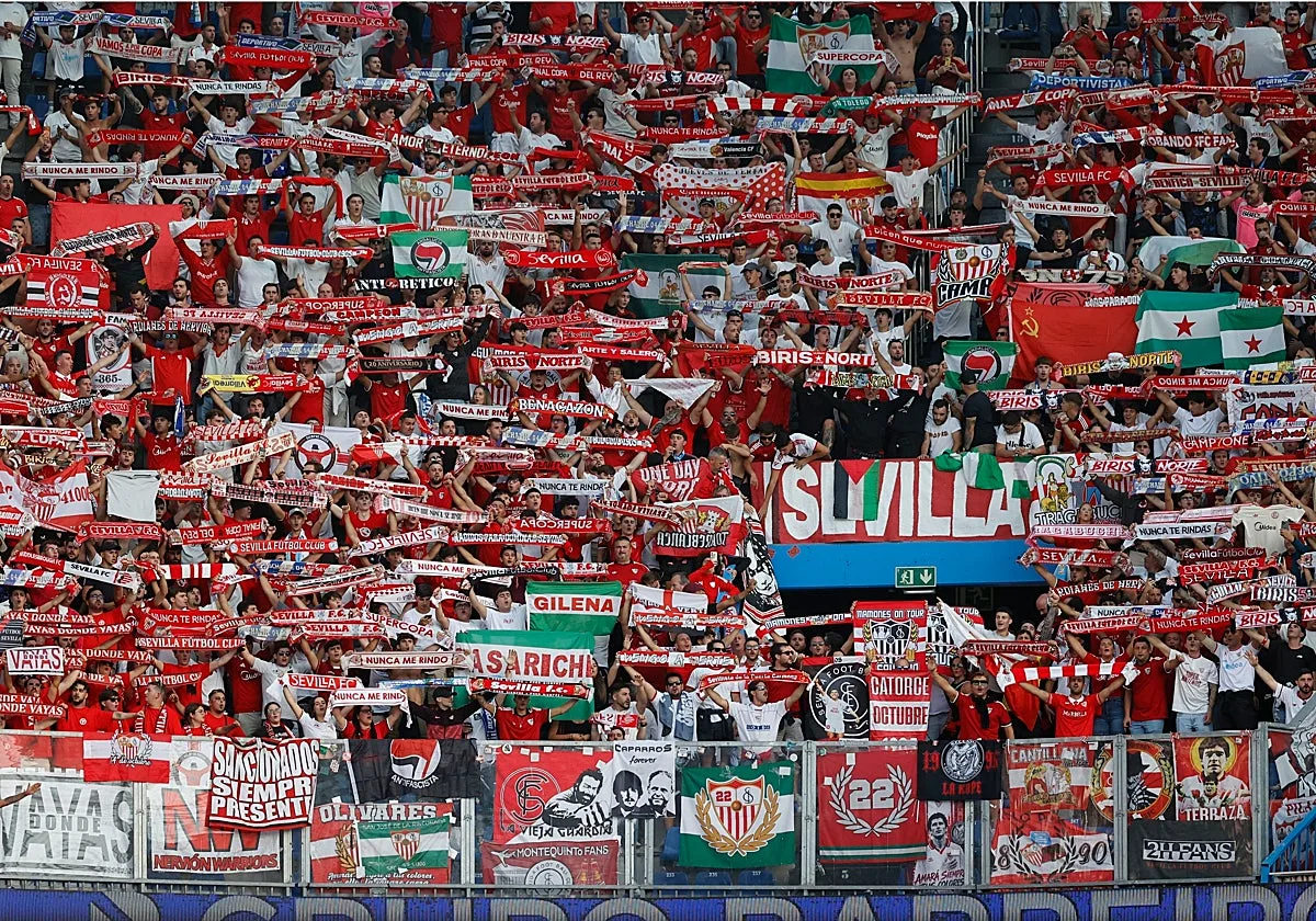 El sevillismo recupera la ilusión e inunda las calles de La Coruña