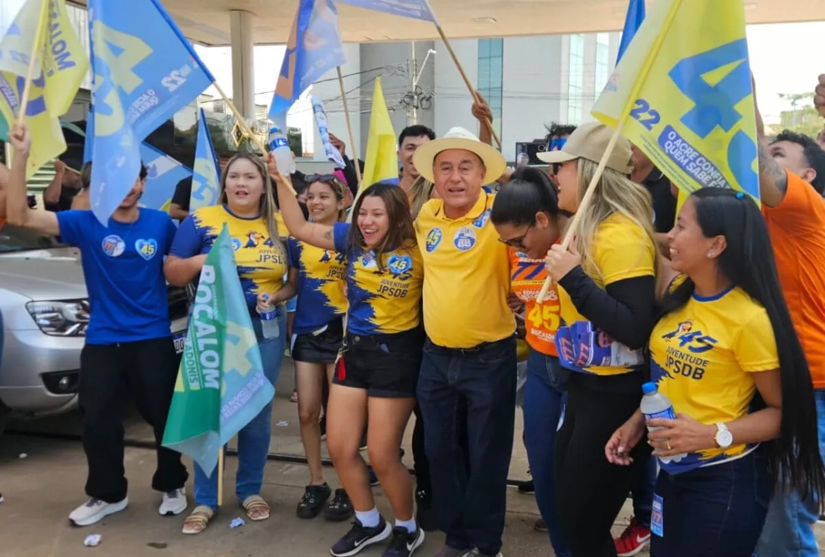 Caminhada de Bocalom e Velloso reúne militância e apoio de comerciantes na Via Chico Mendes