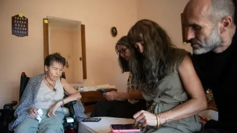 Maricarmen pasa la primera noche fuera de su casa durmiendo en una cama de hospital y con salud delicada
