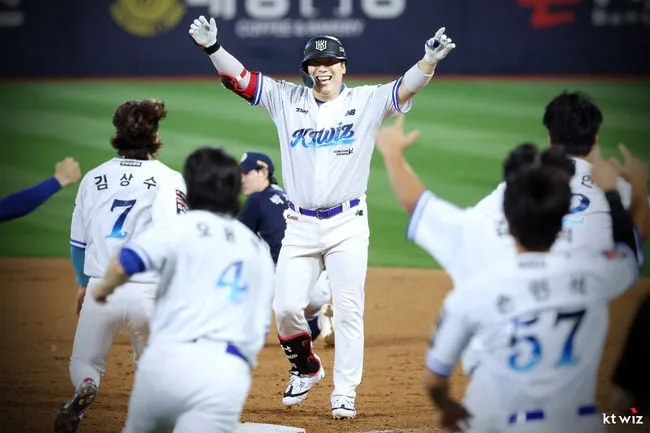 ‘1위 눈앞이었는데’ 삼성 팬들 좌절...50억 수원 영웅 끝내기→극적 1위 수성! 사령탑 대만족 “김현수 역전타로 이겼다”