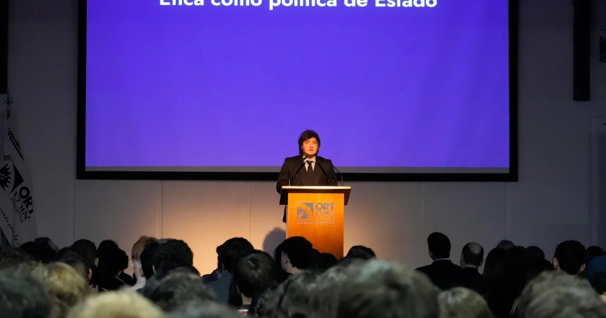 Ante alumnos de un colegio secundario, Milei volvió a la carga contra los periodistas y acusó a la oposición de "jugar sucio"