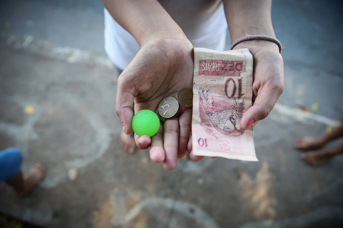 Brasil reduz trabalho infantil ao menor nível da série, mas descumpre meta de erradicação