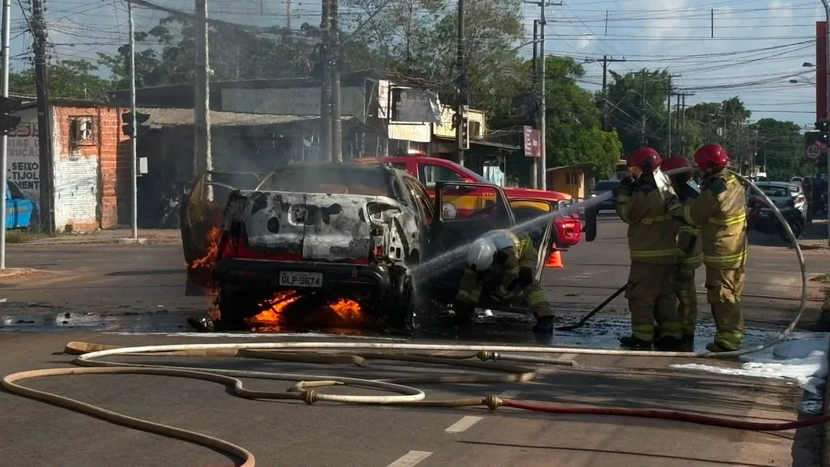 VÍDEO: carro pega fogo e fica destruído em Macapá
