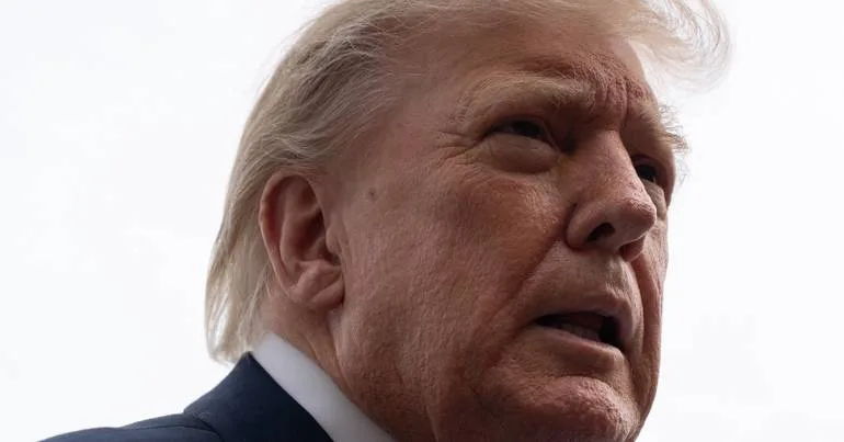 Suspensos anúncios de Trump financiados com fundos públicos