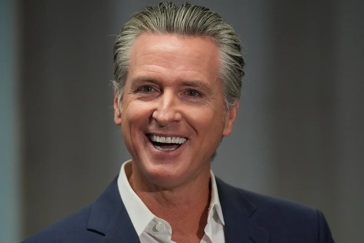 Buenas noticias de Newsom para familias de California: el programa gratuito que permite ahorrar casi US$14.000 por hijo