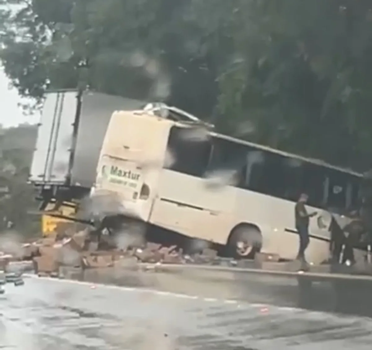 Acidente entre caminhão e ônibus deixa feridos na BR-040