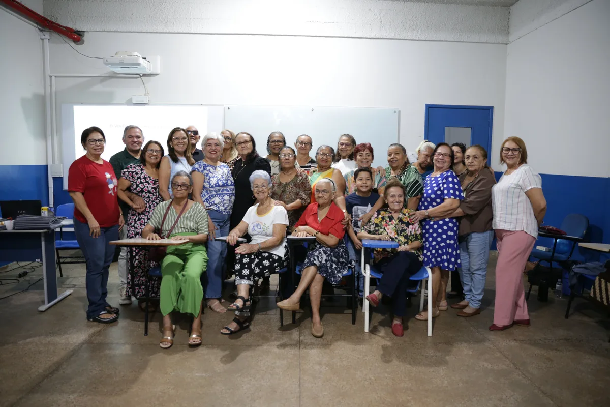 Curso reúne idosos em aulas de português, inclusão digital, música e bem-estar na UERR