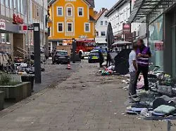 Fahrer mit medizinischem Problem: Auto rast durch Fußgängerzone in Hessen - acht Verletzte