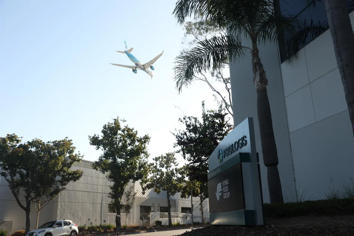 Moldy dishes, live maggots and cockroaches. In-flight meal provider for LAX under scrutiny